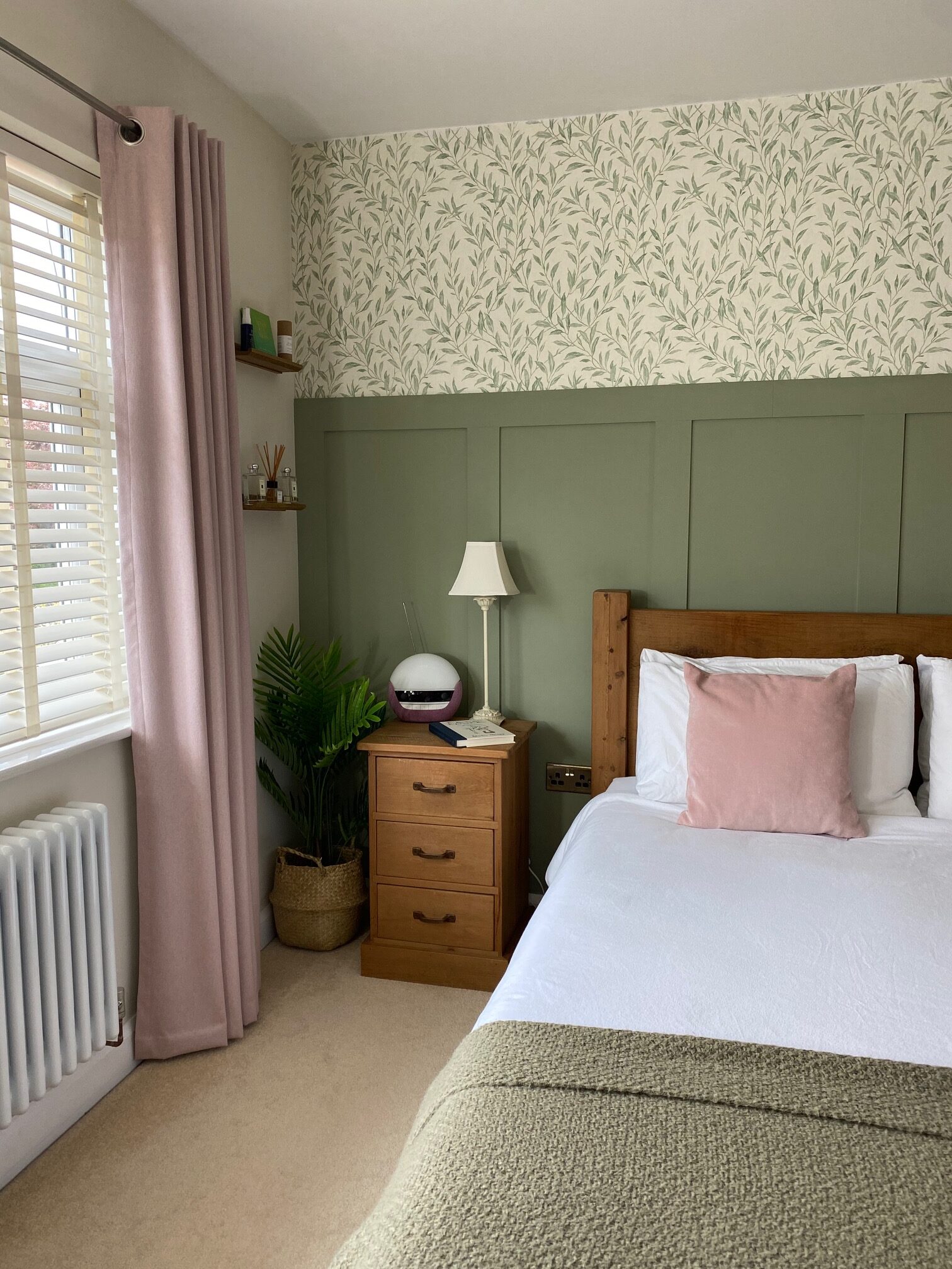 verde-oliva e rosa no quarto
