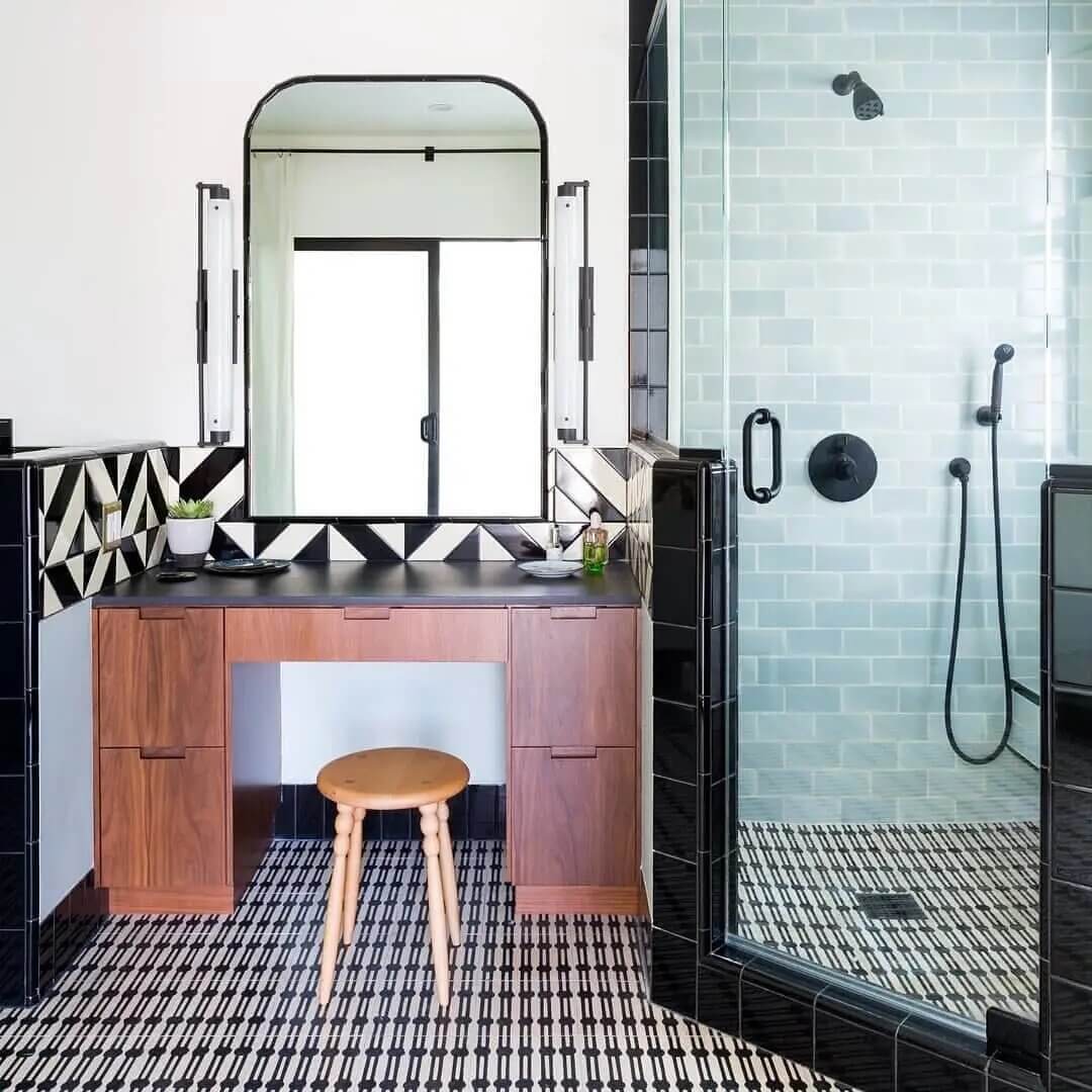 banheiro com azulejos geométricos