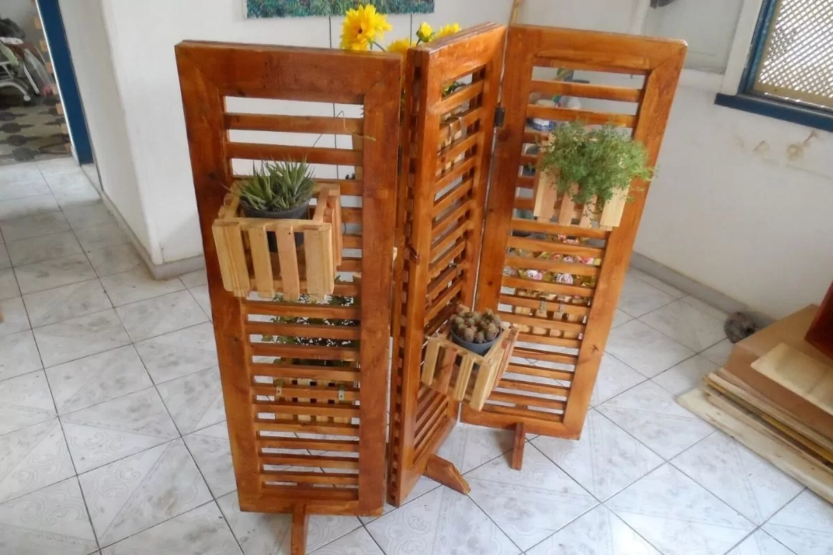biombo de madeira com vasos de plantas