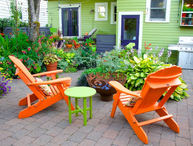 cadeiras laranjas em pátio de casa