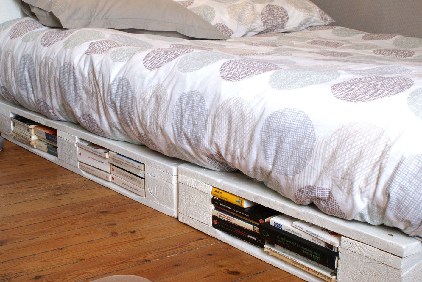 pallet bed with built-in storage space