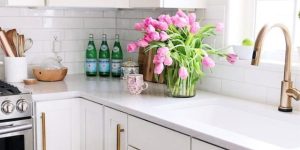 cozinha com vaso de tulipas em bancada