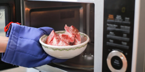 descongelamento de carne no micro-ondas