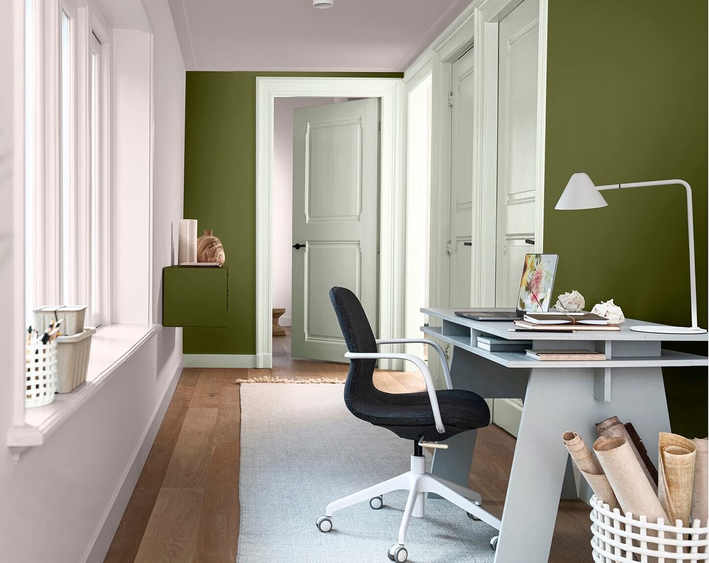 espaço home office com paredes de cor verde