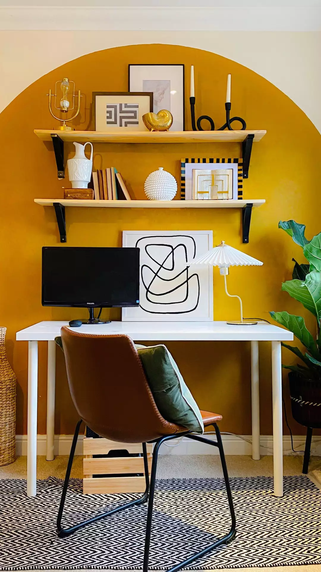 home office com cor mostarda na parede