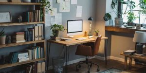 home office com luz direcionada à escrivaninha