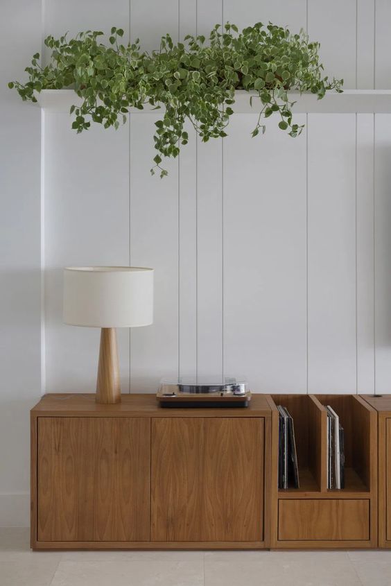 painel tv branco e madeirado com plantas