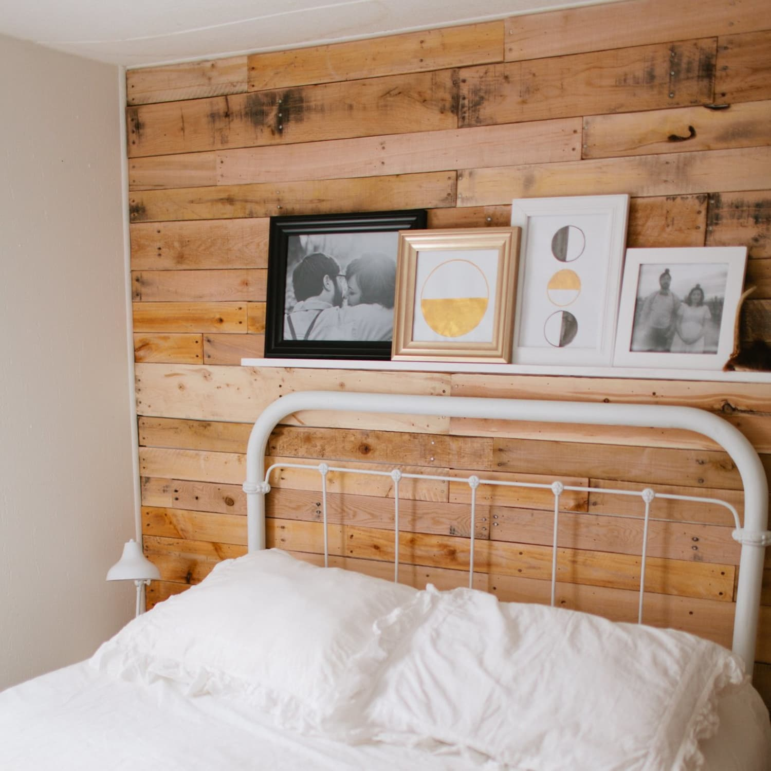 parede da cama feita com tábuas de madeira