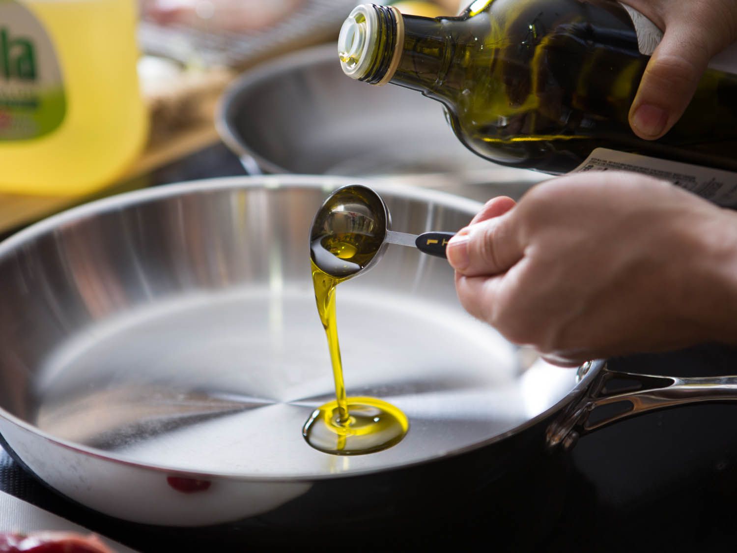 pessoa usando óleo de azeite de oliva