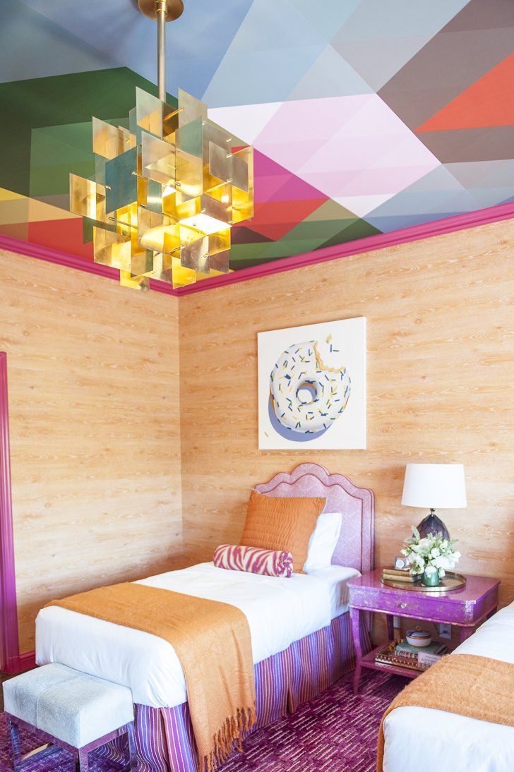quarto com teto pintado em formas geométricas