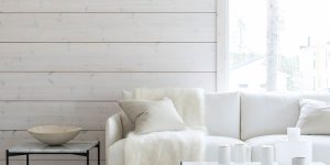 sala de estar minimalista com parede caiada
