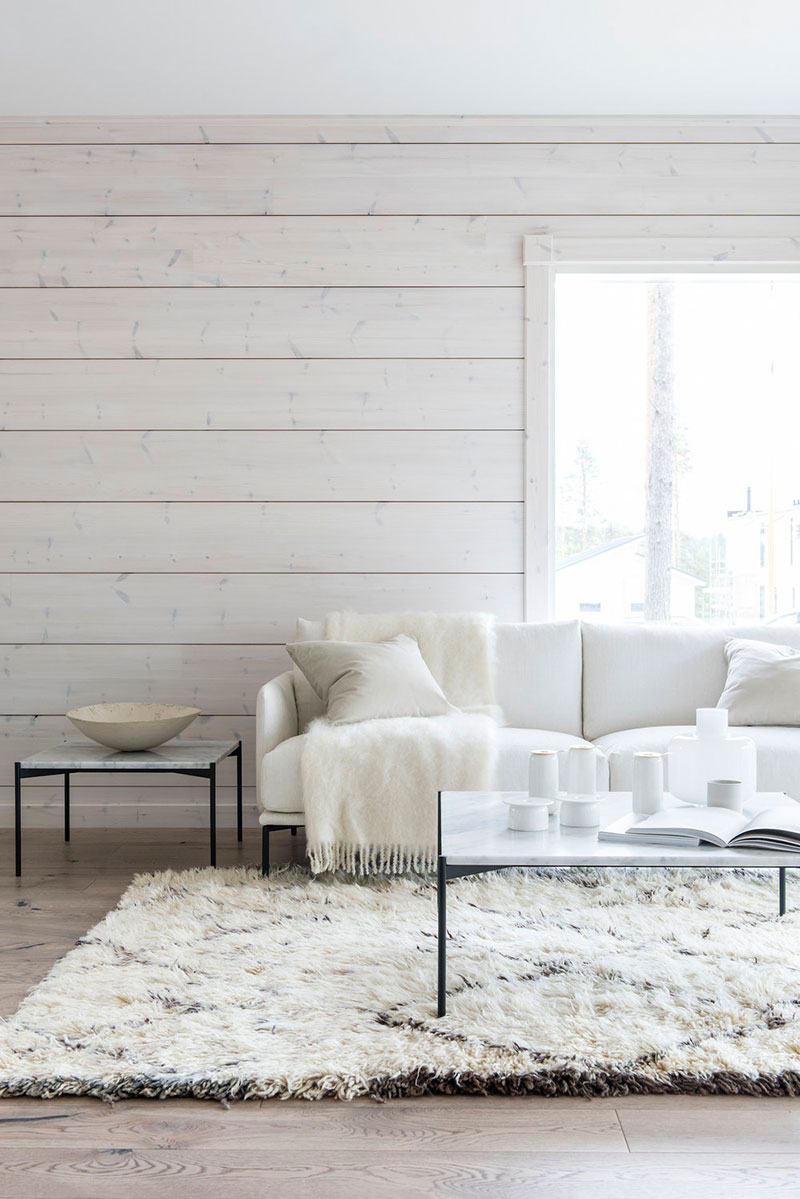 sala de estar minimalista com parede caiada