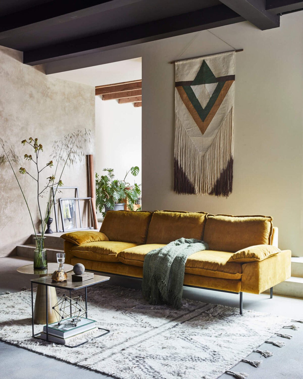 sofá em cor mostarda na sala de estar