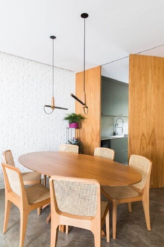 sala de jantar com tijolinho branco e mesa de madeira
