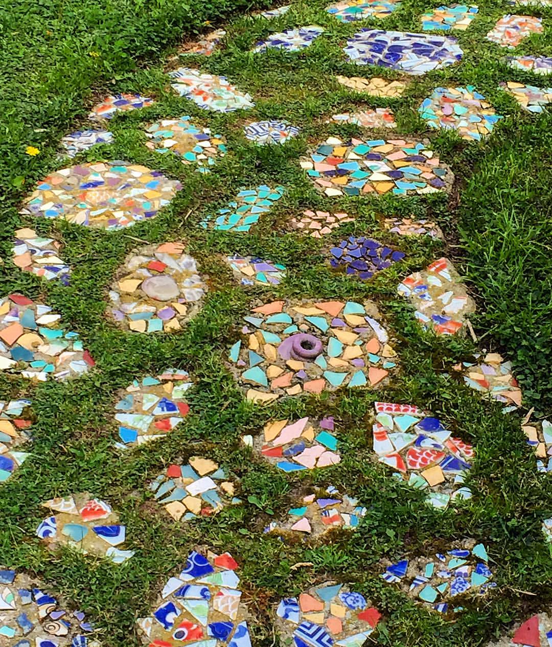 azulejos quebrados como caminho de jardim