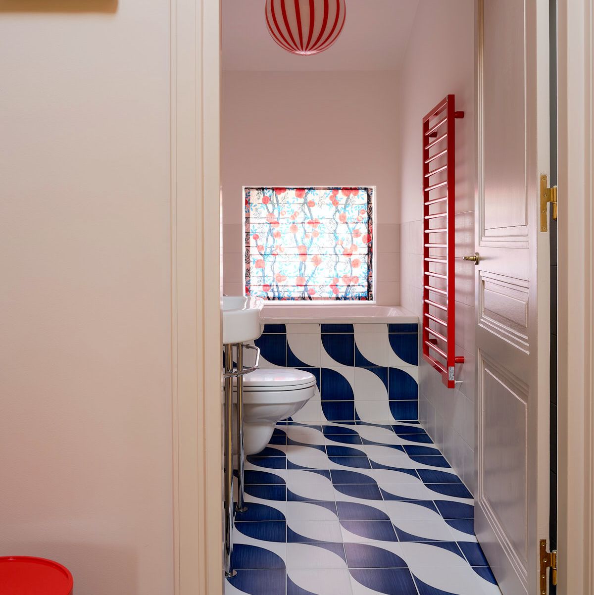 banheiro pequeno com azulejos grandes