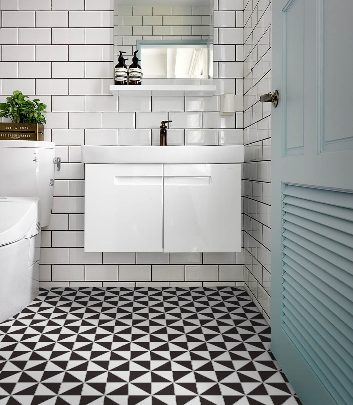 banheiro pequeno com piso de azulejos geométricos