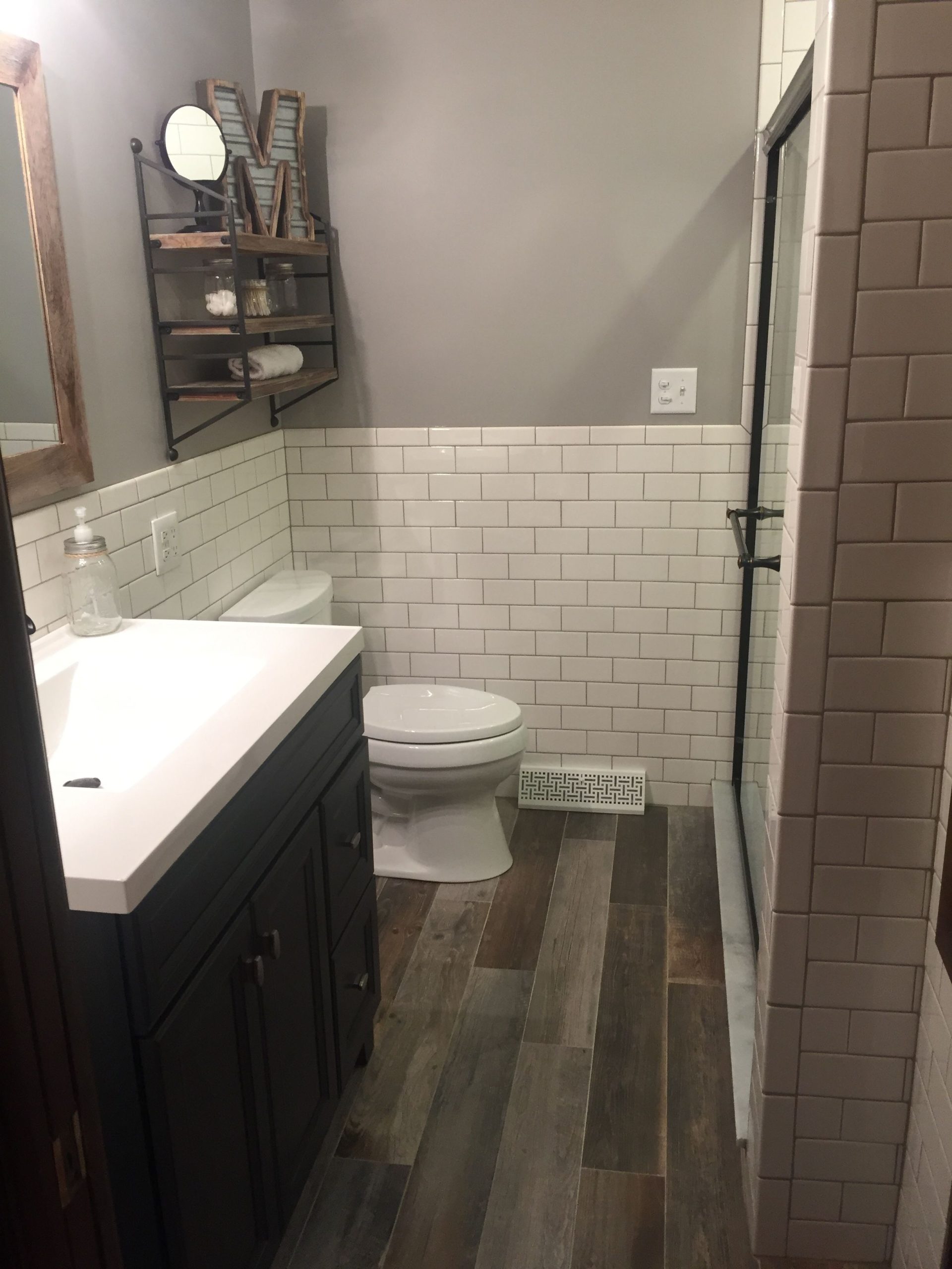banheiro pequeno com piso de madeira