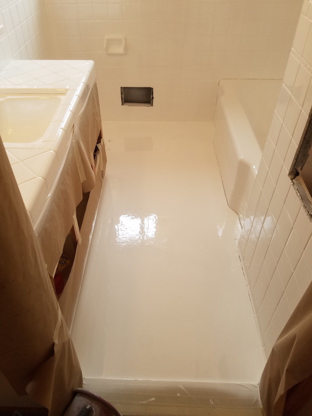 banheiro pequeno com piso de porcelanato líquido