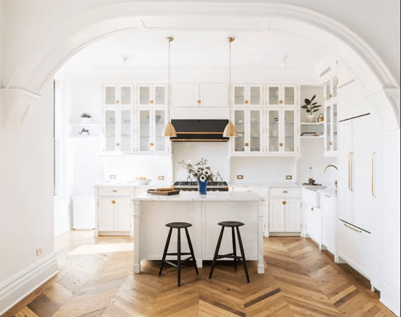 cozinha branca com piso de madeira
