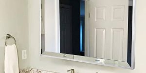 espelho bisotado em banheiro