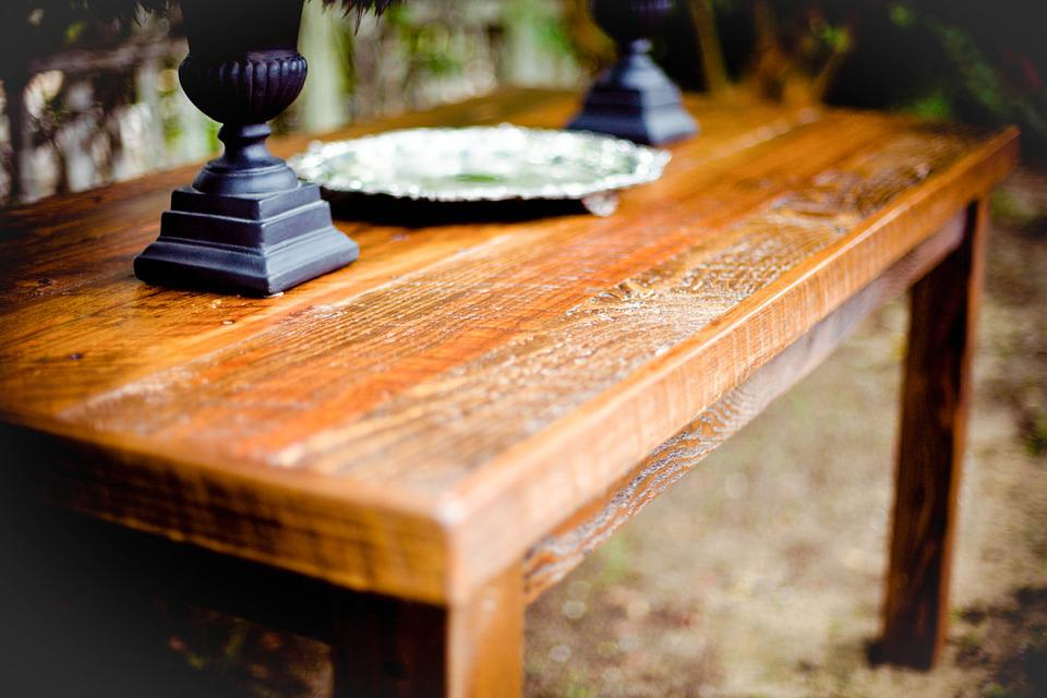 mesa de centro de madeira gasta