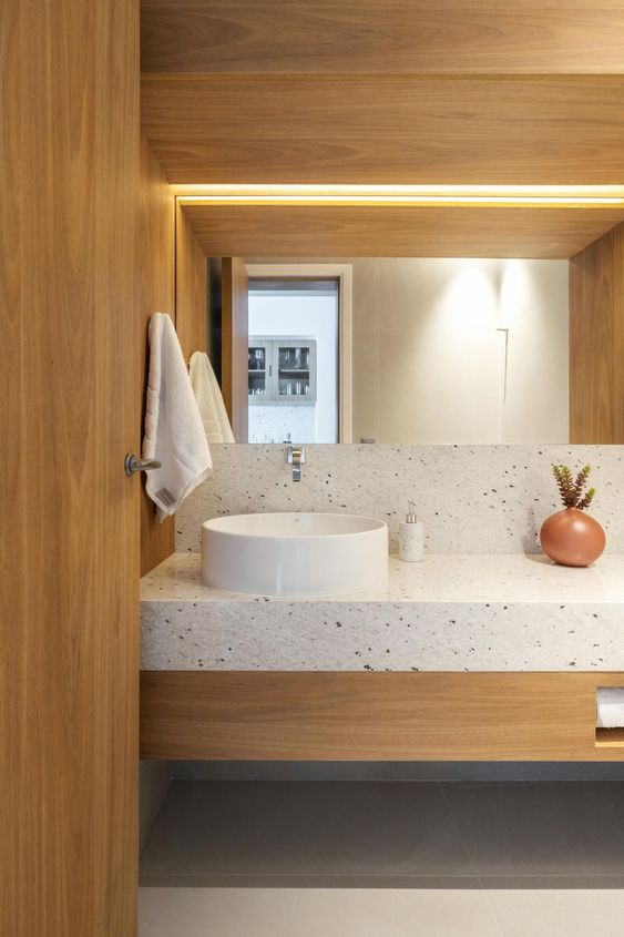 banheiro com madeira e granito pitaya