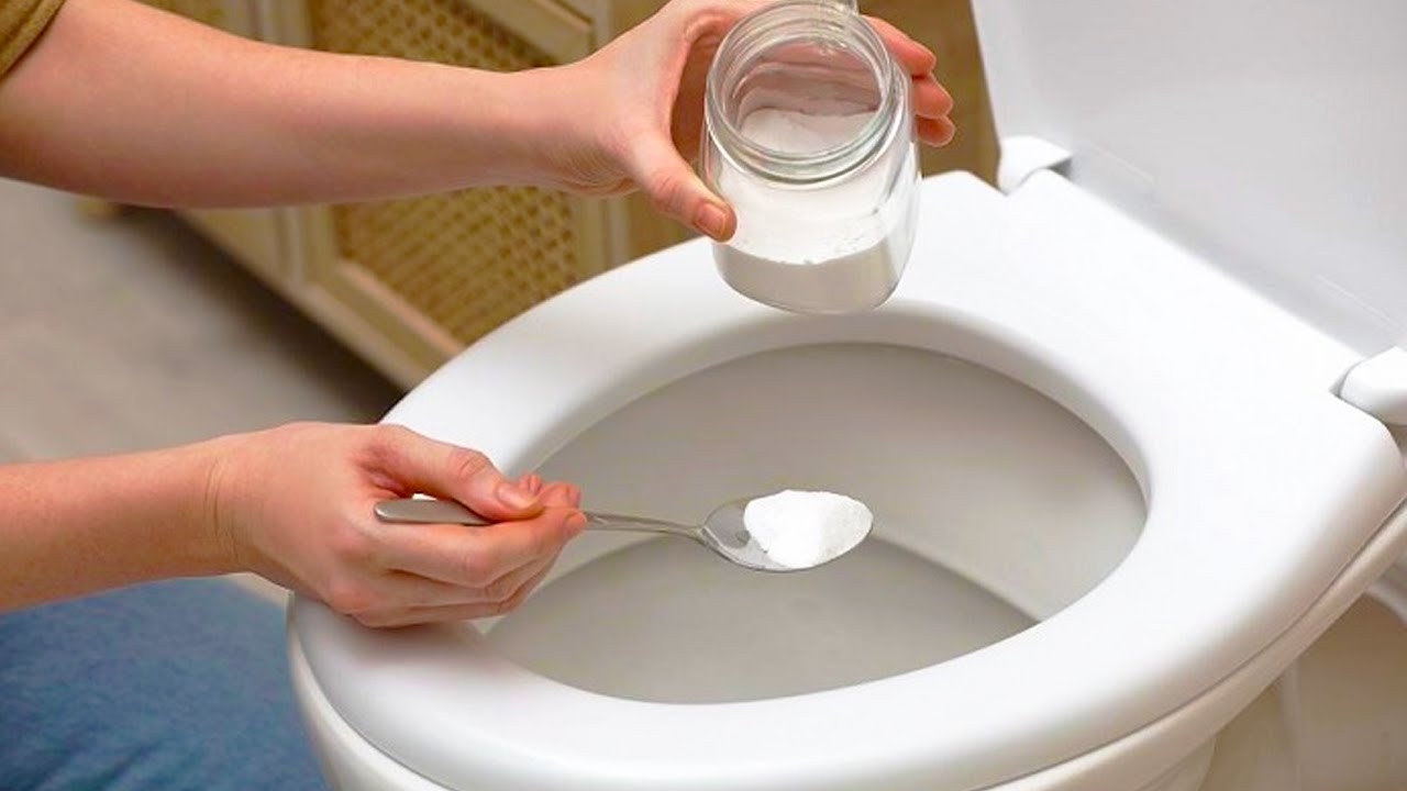 pessoa com colher de sal no vaso sanitário