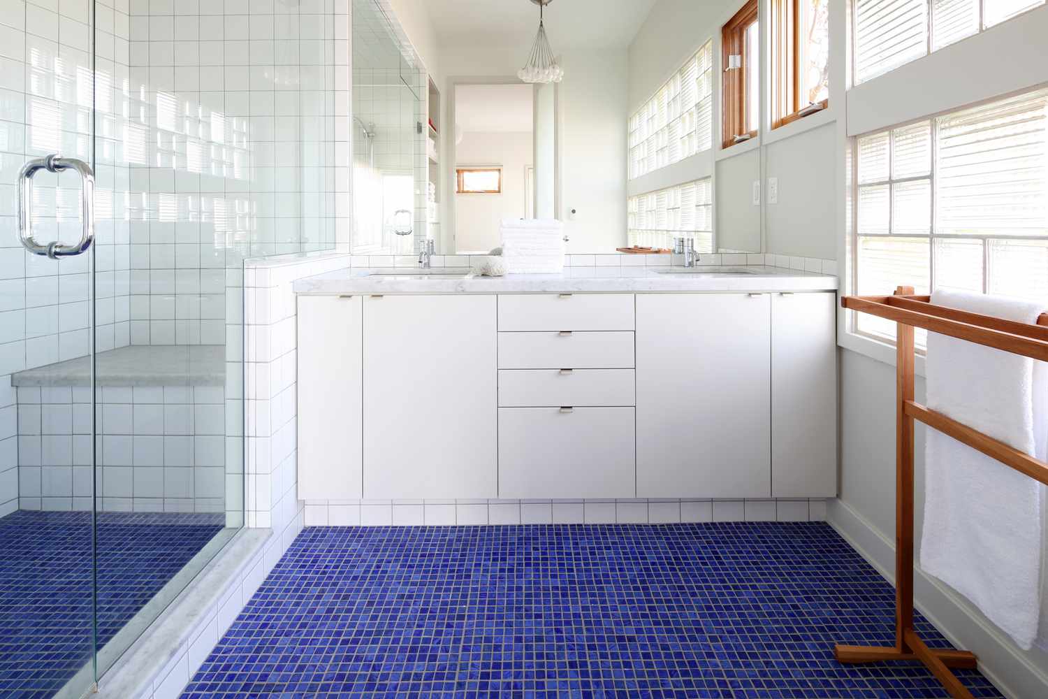 piso de mosaico em banheiro