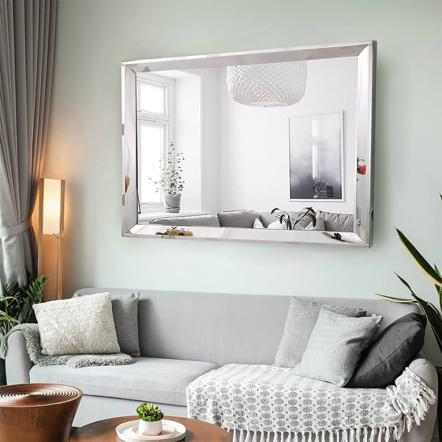 sala de estar com espelho bisotado retangular