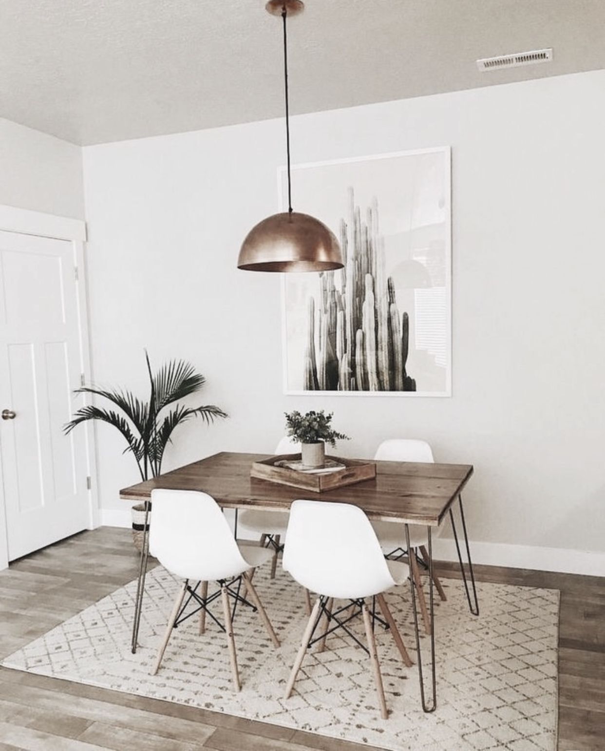 sala de jantar minimalista com mesa de madeira