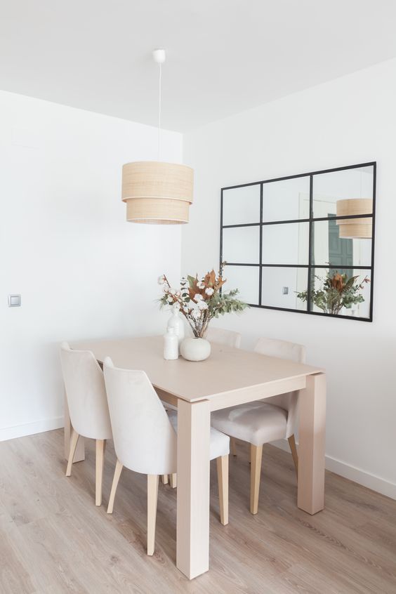 sala de jantar minimalista com vasos e espelho na parede