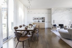 sala de jantar minimalista integrada à sala
