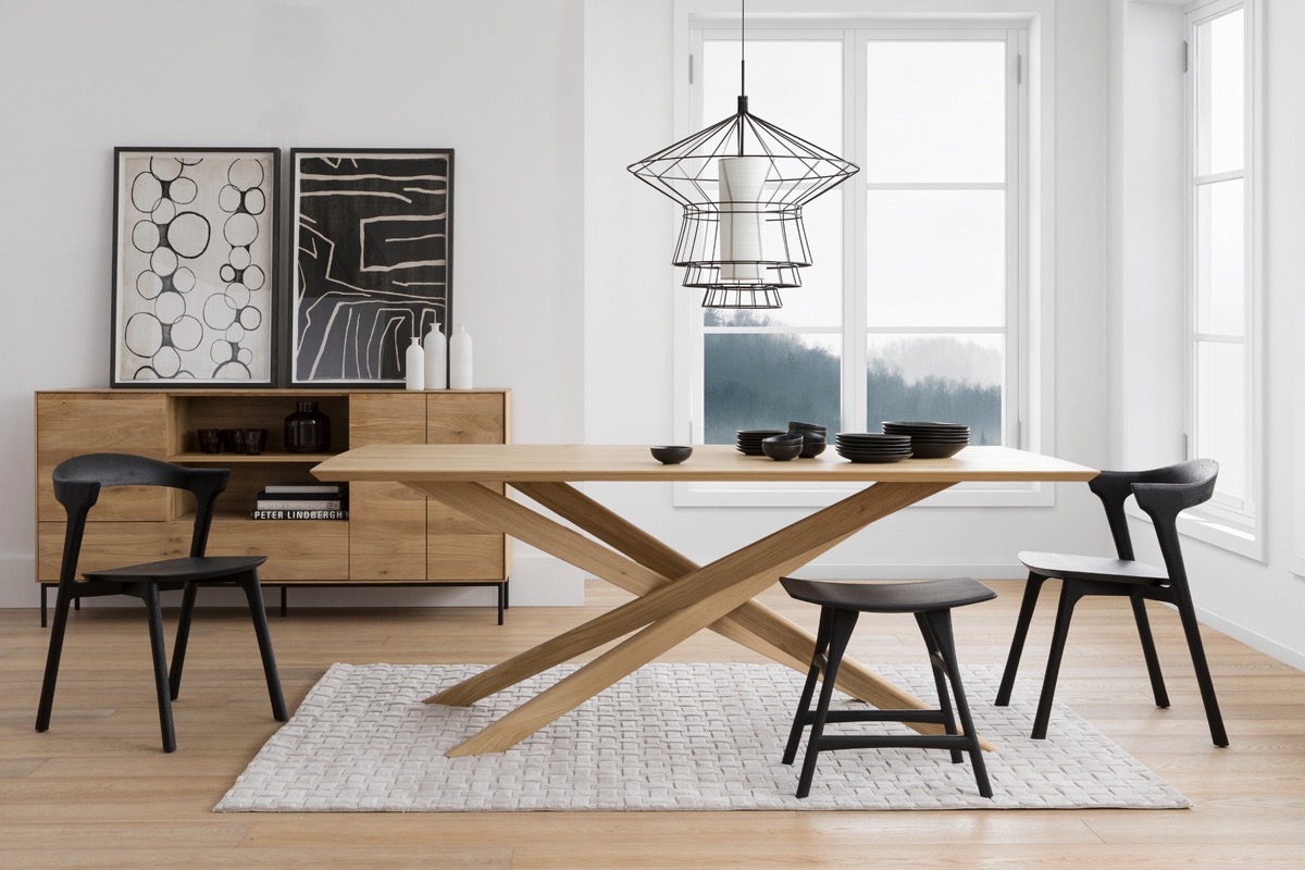 sala de jantar moderna com mesa de madeira
