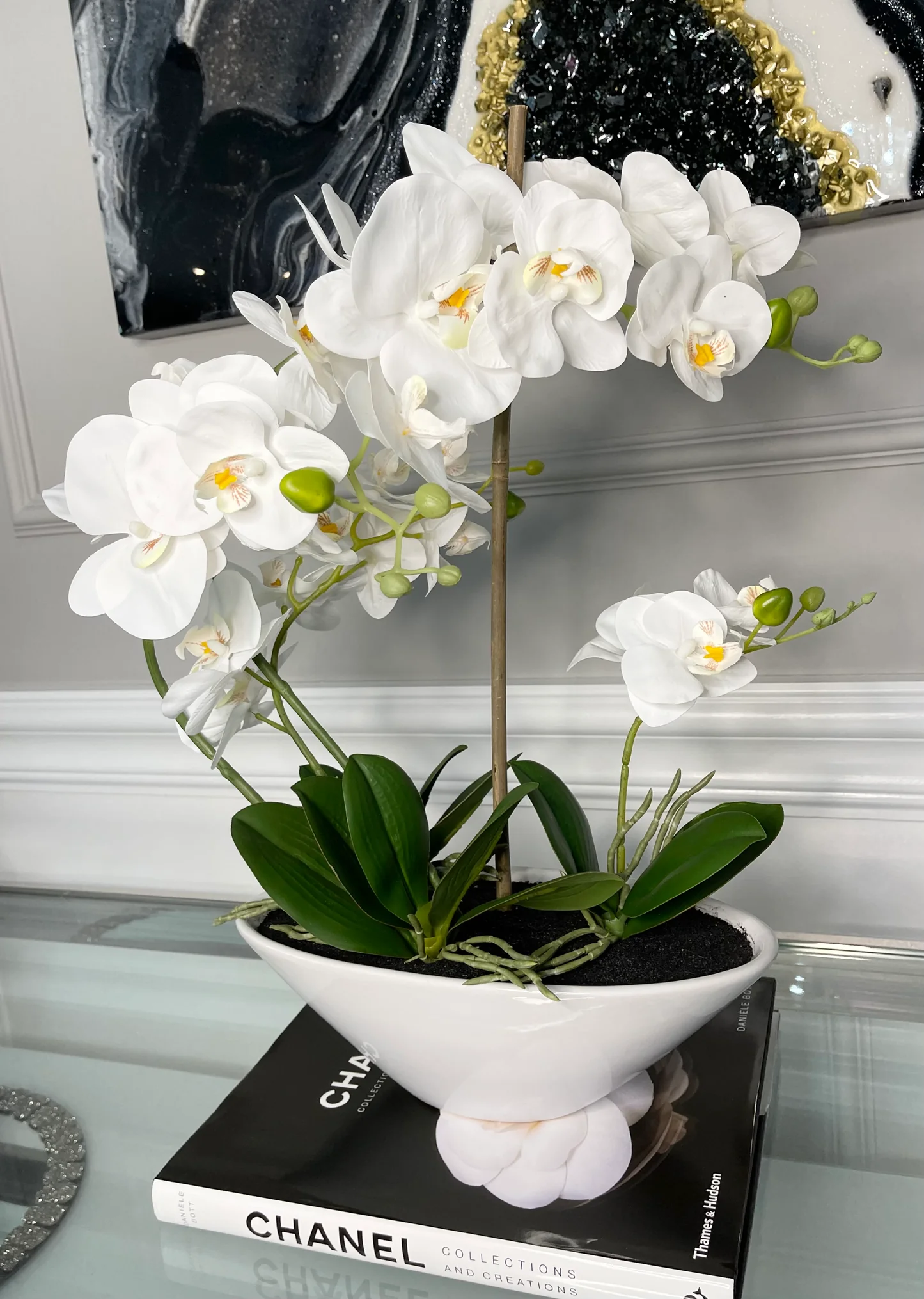 vaso branco com orquídea branca do gênero Phalaenopsis
