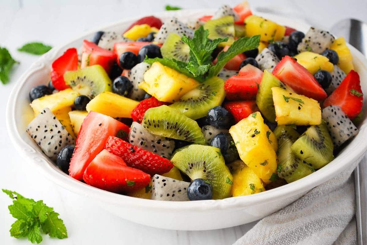 Salada de frutas tropicais com molho de hortelã