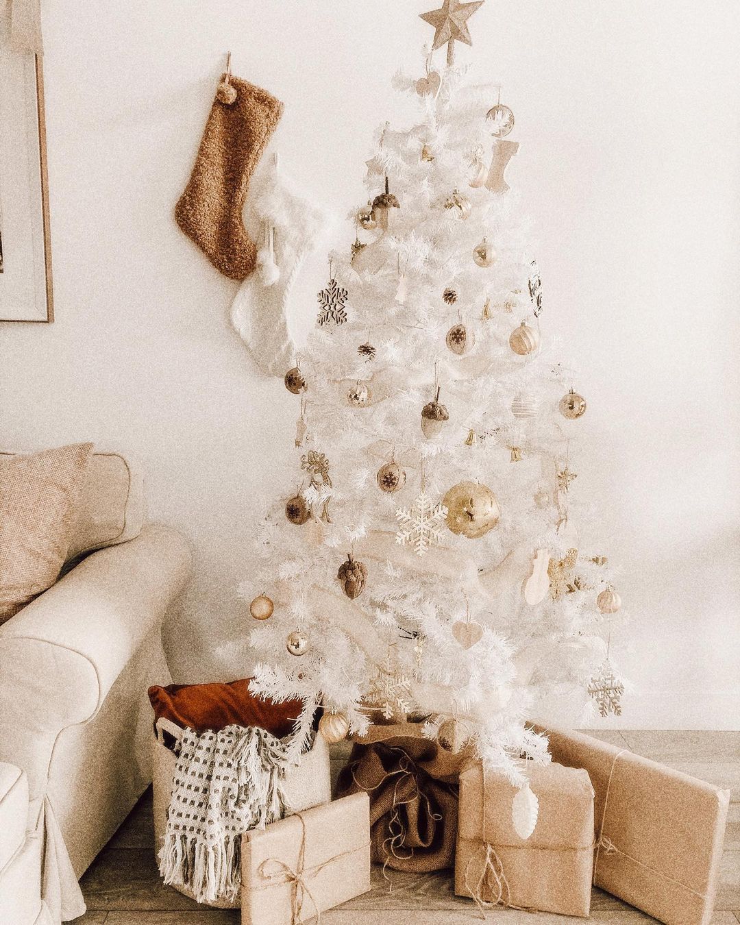 árvore de natal branca com decoração simples