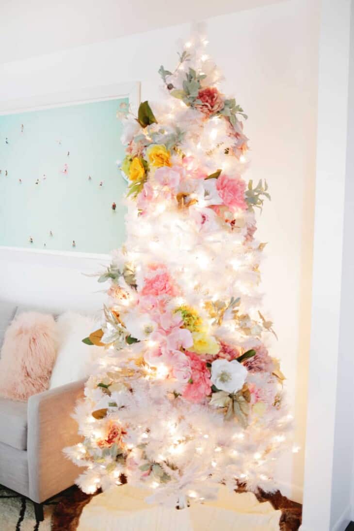 árvore de natal branca com flores