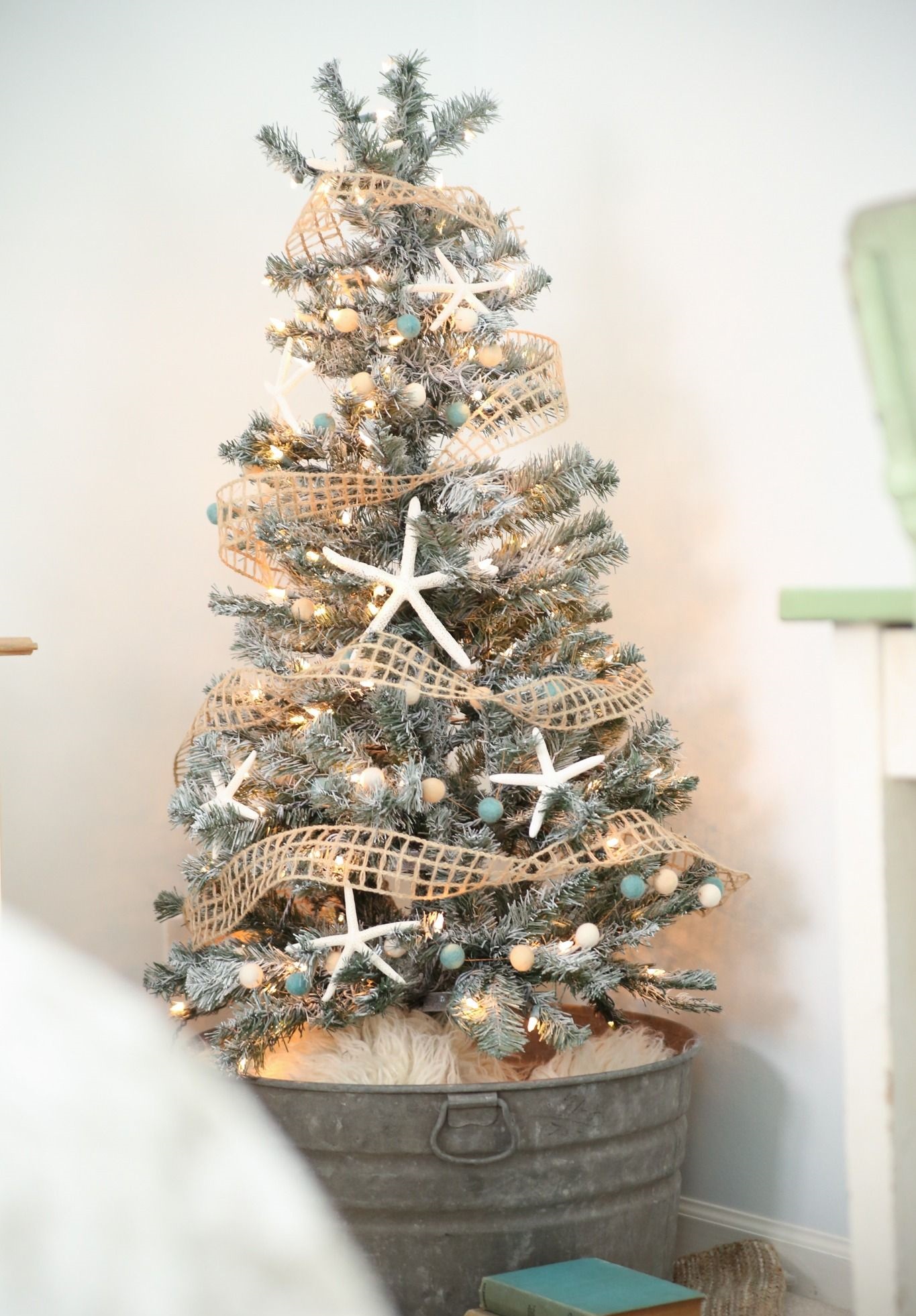 árvore de natal pequena decorada em estilo rústico