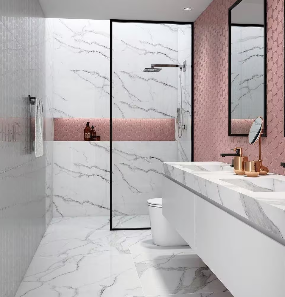 banheiro com porcelanato branco e detalhes rosas