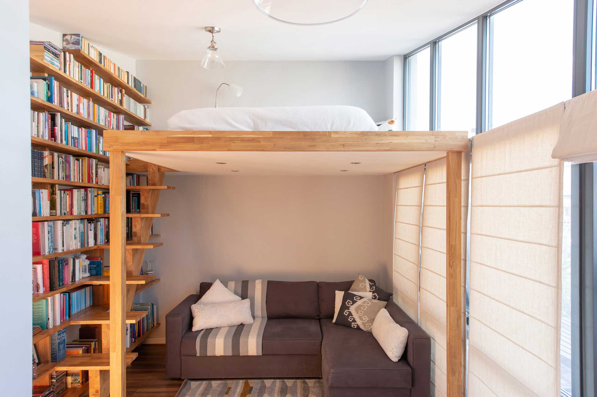 cama mezanino com estante de livros ao lado