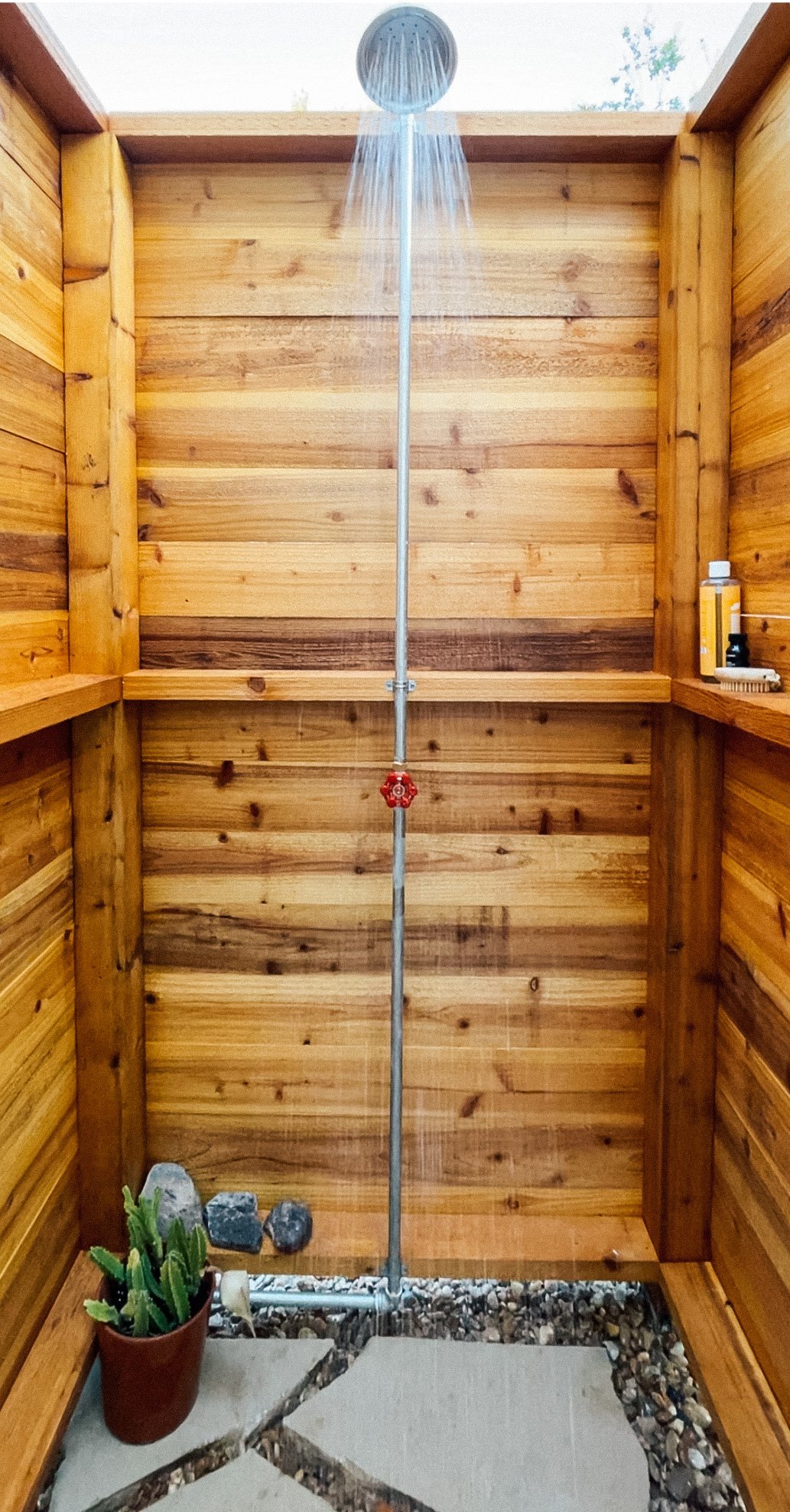 chuveiro externo com paredes de madeira
