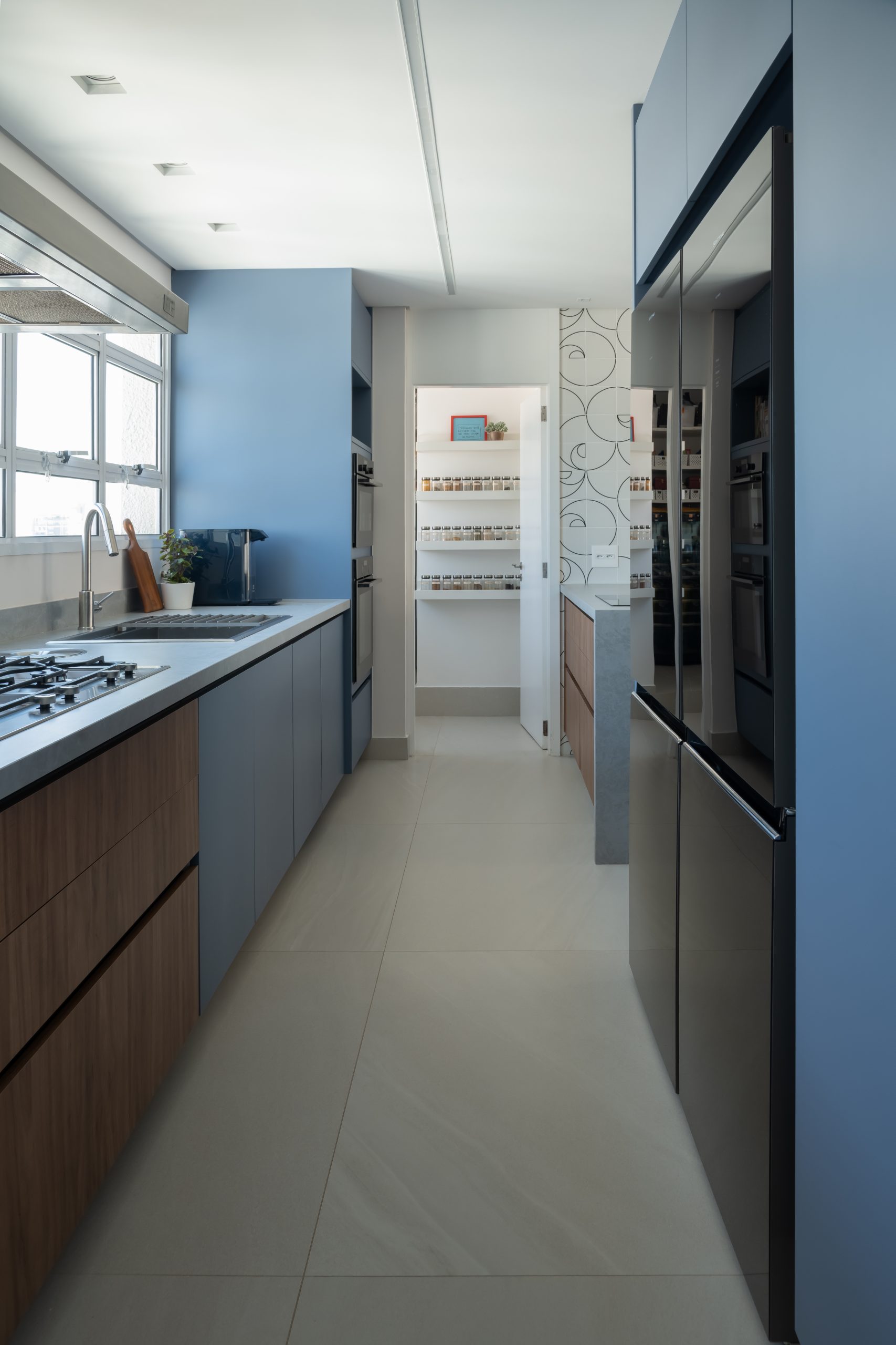 cozinha azul com dois cooktops