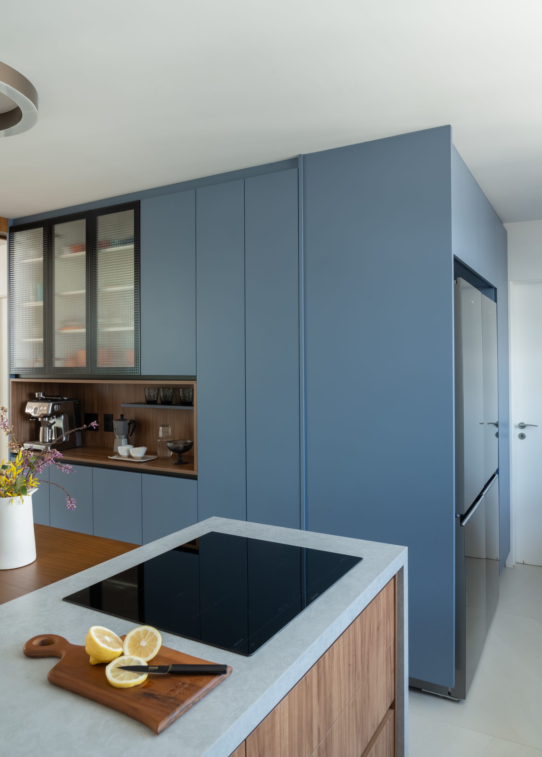 cozinha com tom azul e madeira