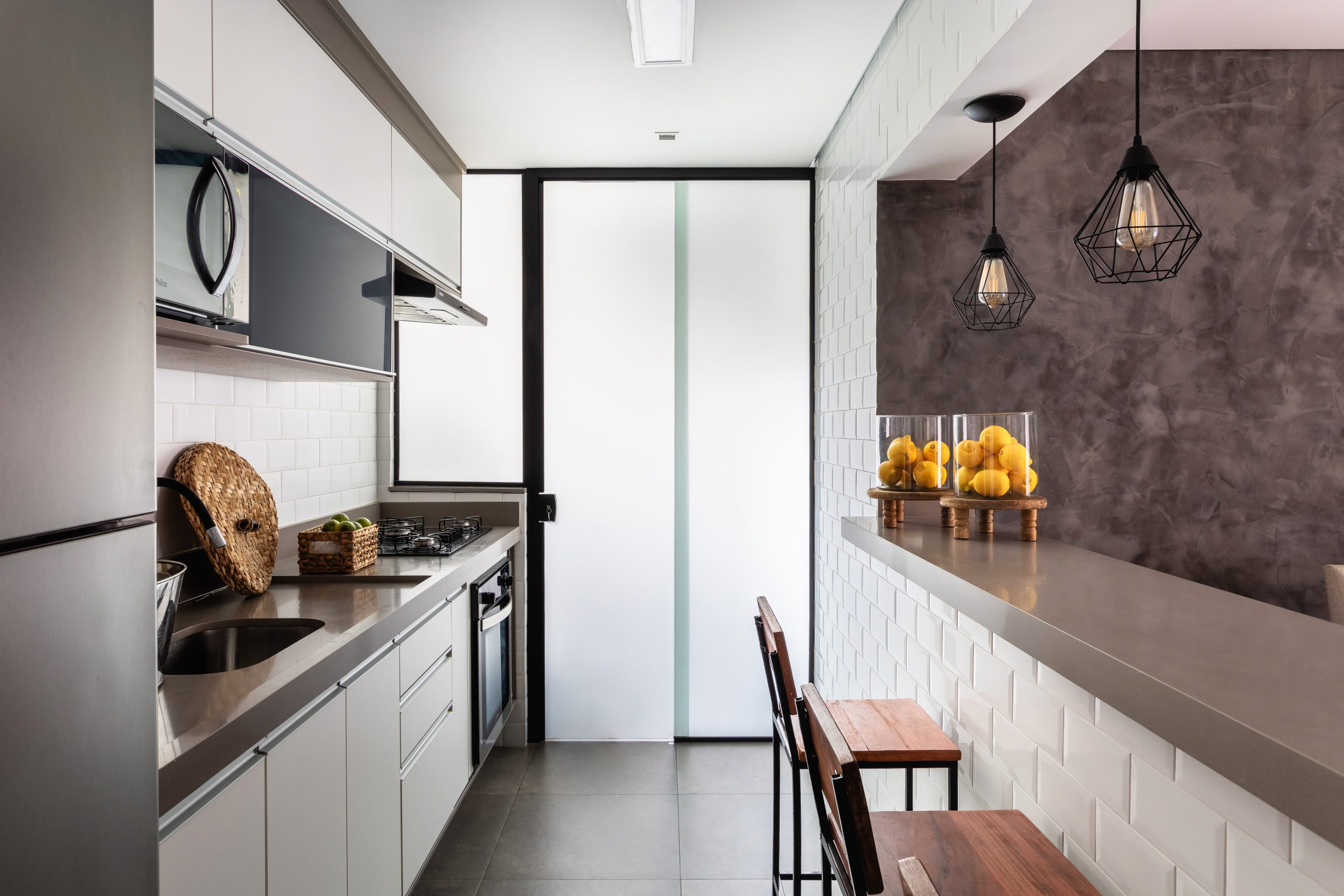 cozinha em formato de corredor de apartamento