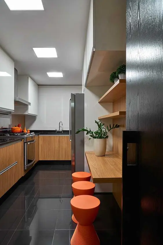 cozinha moderna com porcelanato preto no piso