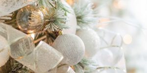 decoração de árvore de natal branca