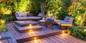 deck de madeira com móveis e iluminação estratégica