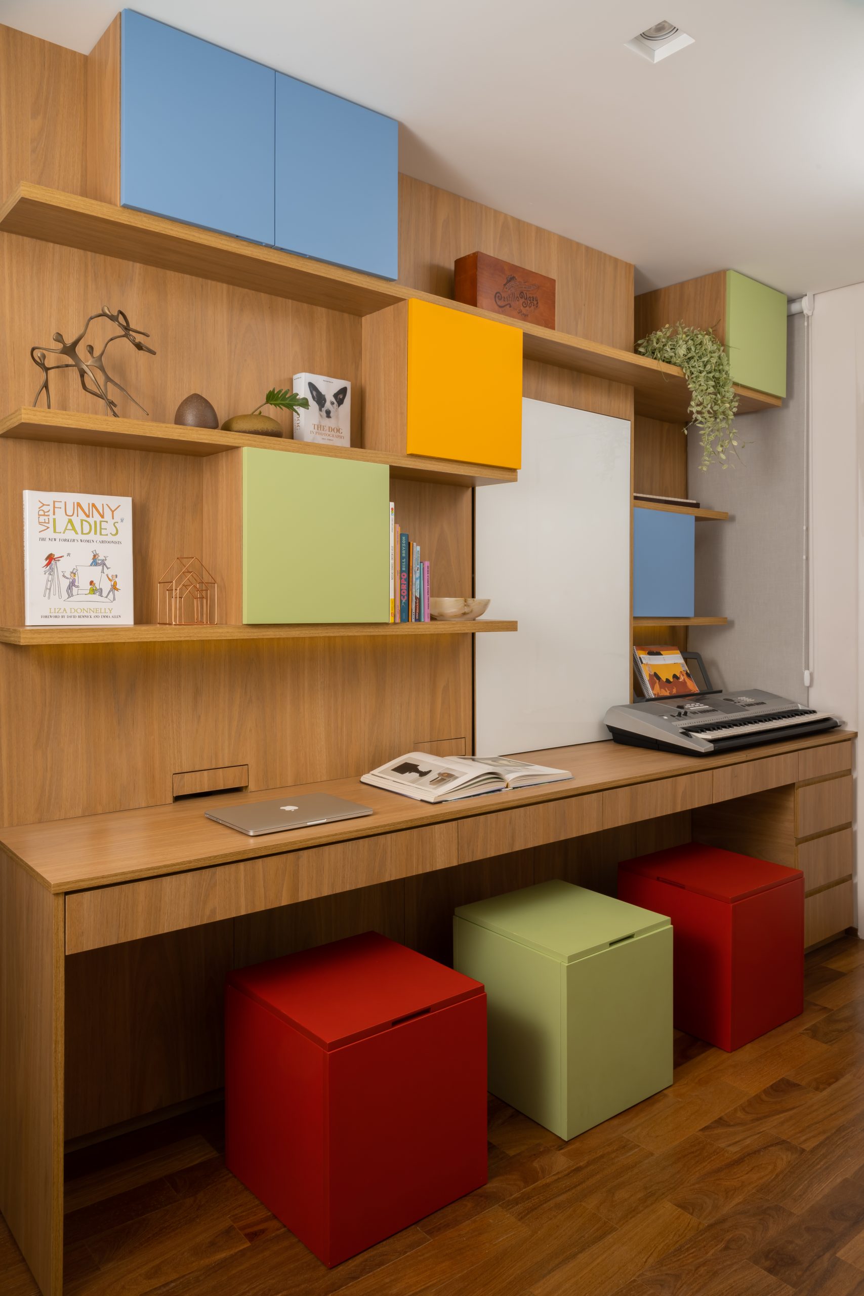 espaço de estudos em quarto infantil com bancos coloridos