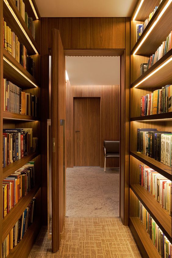 biblioteca com estantes iluminadas